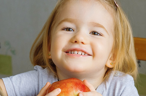 Mädchen mit Apfel
